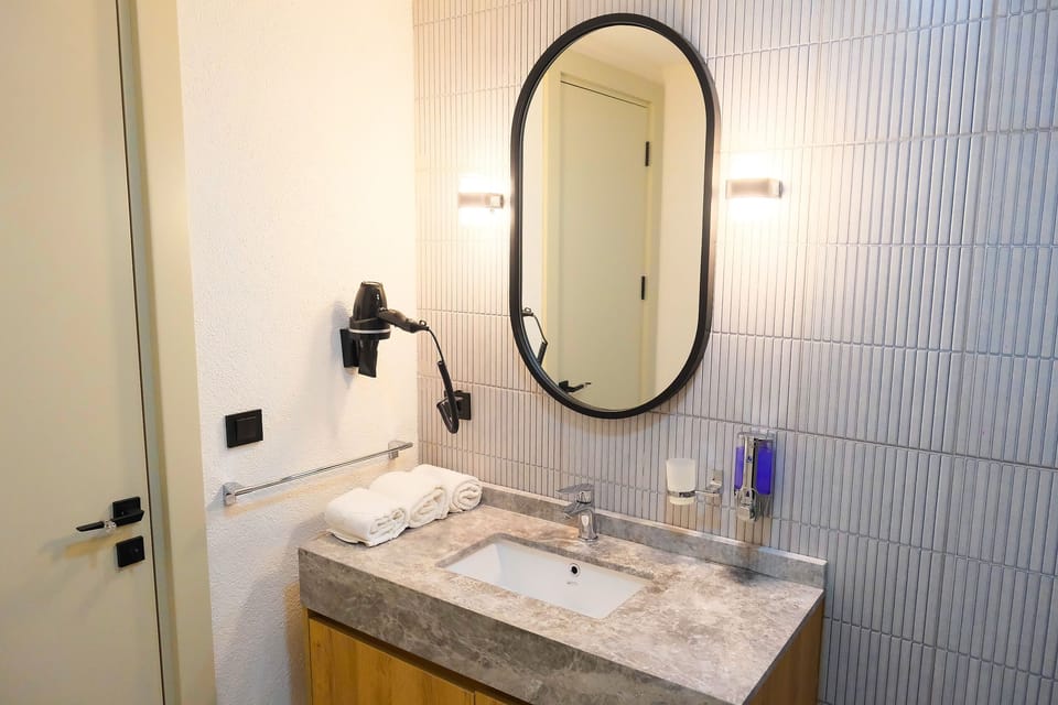 Banyo lavabosu ve oval ayna