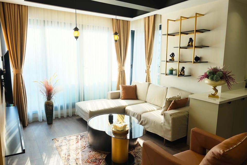 Geniş salon, gün ışığı ve oturma grubu
