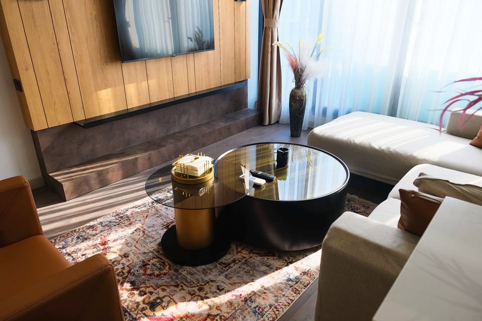 Salon: cam sehpalar ve halı